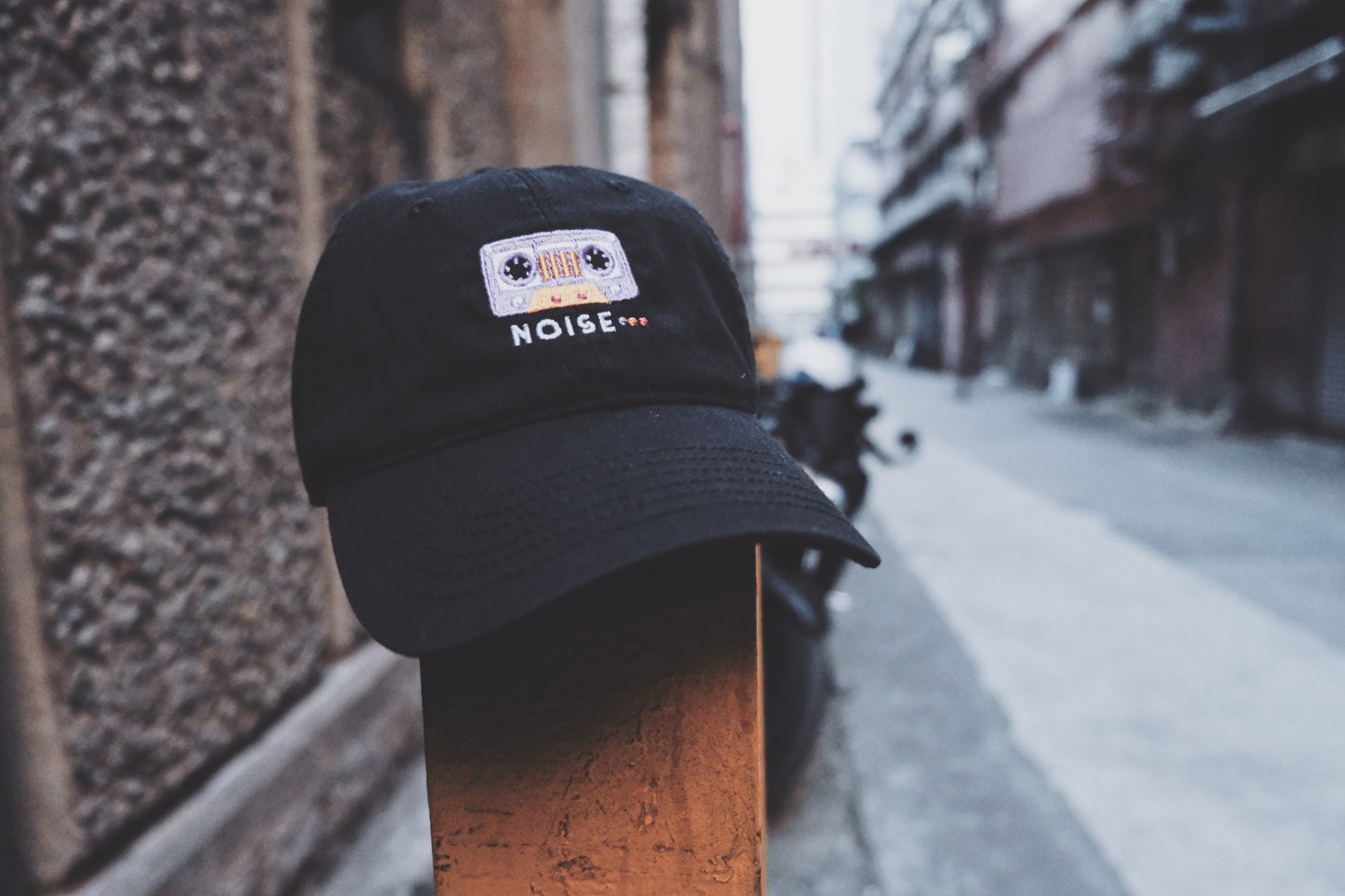 FINDME x Slasssh | Noise... | 卡式帶刺繡軟頂棒球帽 【FM101】
